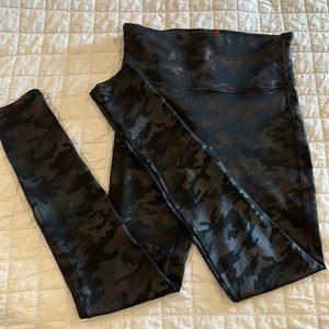 Spanx Black Camo Leggings Size Medium